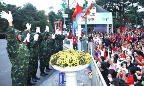 TH true MILK thức xuyên đêm 1/9 tặng sữa, nước cho người dân và các chiến sĩ