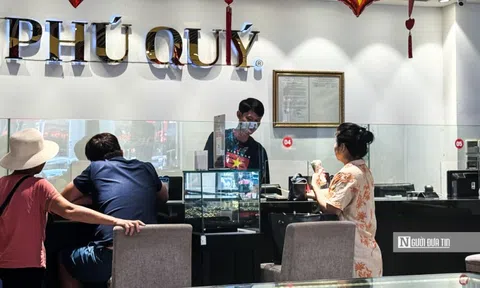 Người dân chen chân mua vàng giữa lúc giá lập đỉnh