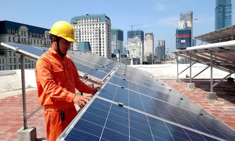 Phạt lắp điện mặt trời mái nhà nếu không thông báo: Người dân lo thêm thủ tục, EVN nói gì?