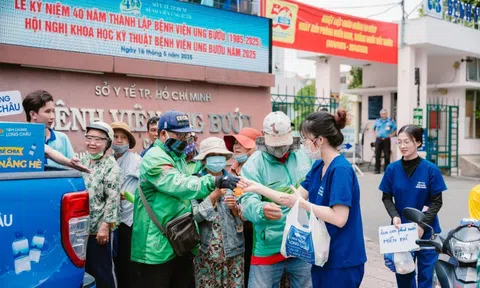 Những nụ cười mát lành giữa trưa hè từ xe nước miễn phí của Long Châu