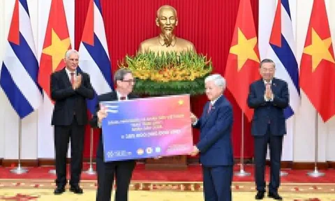 Việt Nam trao tặng Cuba 385 tỷ đồng