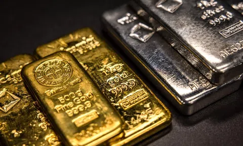 Giá bạc lập đỉnh lịch sử, vàng 'ăn theo'