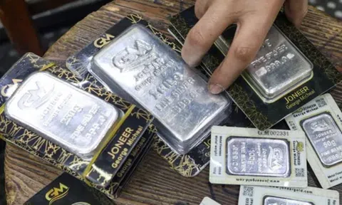 Bạc trong nước tăng dựng đứng, thêm 6-7 triệu đồng/kg sau 1 tuần