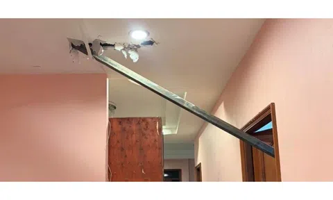 Đang ở trong nhà, gia chủ hoảng loạn khi thấy 1 thanh thép khổng lồ xuyên thủng cả trần và cửa