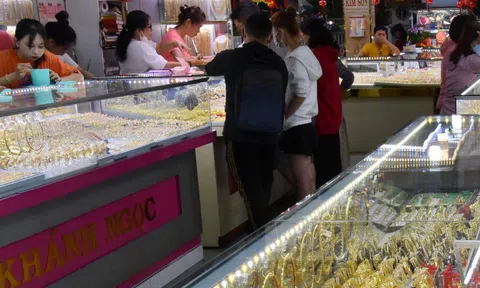 Giá vàng hôm nay 20-1: Tăng vọt do nhu cầu trú ẩn vốn an toàn