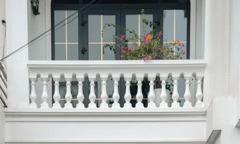 Ngôi nhà 102m2 gây thương nhớ với cổng lợp ngói lưu ly