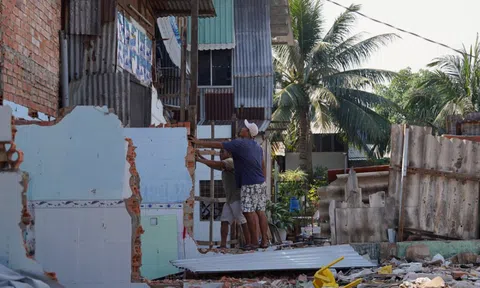 Người dân tháo dỡ nhà phục vụ dự án cải tạo kênh ô nhiễm bậc nhất TP.HCM