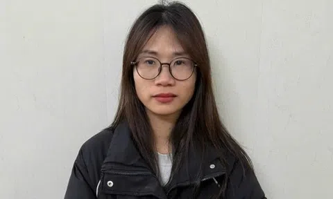 Nữ nhân viên ngân hàng rút ruột thẻ tín dụng của 39 khách hàng