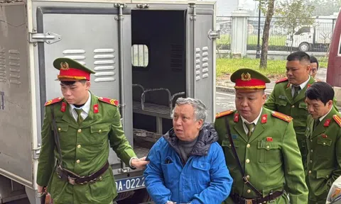 Cảnh sát dẫn giải dàn cựu lãnh đạo Tổng công ty Xi măng Việt Nam đến tòa