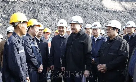 Tổng Bí thư và Thủ tướng cùng đến thăm một công ty đặc biệt