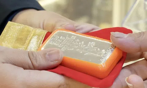 Thị trường bạc sôi động và... rủi ro