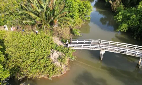 Hơn 20 hộ dân sống kẹt giữa nơi không điện, không đường đi