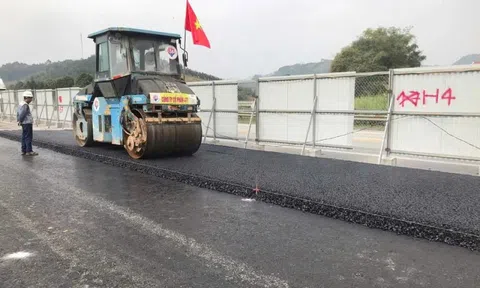 Bắt đầu thảm nhựa mặt đường cao tốc Nội Bài - Lào Cai mở rộng