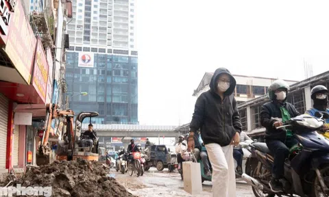 Cận cảnh đường Nguyễn Tuân lầy lội như ruộng cày trước Tết Bính Ngọ