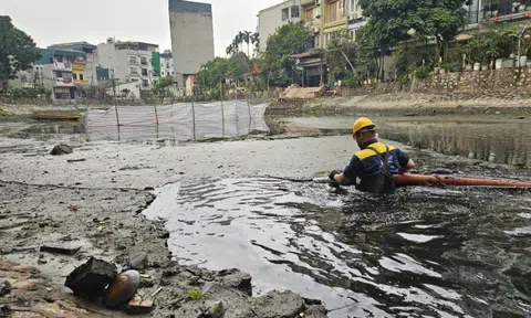 Công nhân ngâm mình trong nước bẩn, nạo vét cống, sông Hà Nội ngày 29 Tết