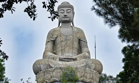 Chiêm bái tượng Phật A Di Đà 3.000 tấn bằng đá xanh tại ngôi chùa nghìn năm tuổi