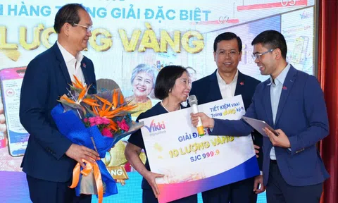 Gửi tiết kiệm 1,1 tỷ đồng, khách hàng Vikki trúng 10 lượng vàng