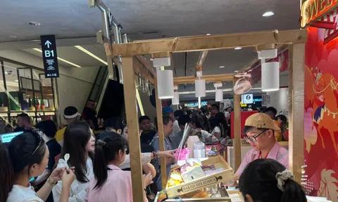 Hàng quán ở trung tâm thương mại đông nghịt khách Mùng 5 Tết