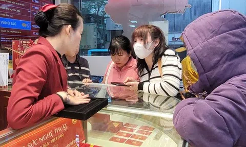 Nhiều năm giữ thói quen mua vàng vía Thần Tài, cụ bà gần 80 tuổi than giá vàng cao quá