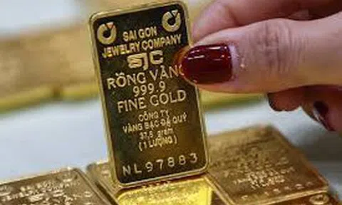 Giá vàng chiều nay 28/2: Người dân vẫn xếp hàng mua vào để tích trữ đầu năm