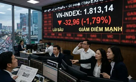 VN-Index lại rơi tự do gần 33 điểm
