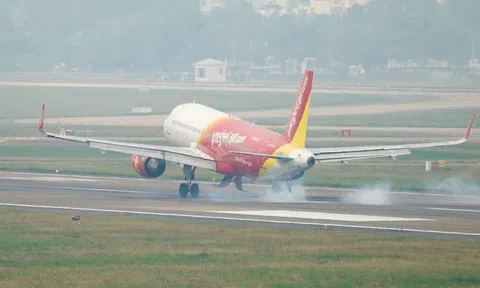Máy bay Vietjet hạ cánh khẩn cấp, hàng loạt xe cứu hỏa vây quanh đường băng