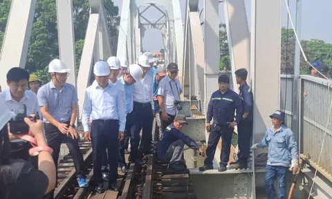 Vụ sà lan đâm cầu Ghềnh: Gia cố tạm thời, thông đường sắt Bắc - Nam sáng 12/3