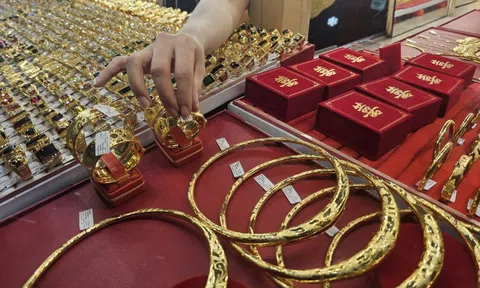 Giá vàng hôm nay 9-3: Vàng lao dốc, dầu vượt 100 USD/thùng