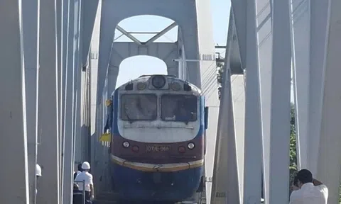 Thông tàu Bắc - Nam qua cầu Ghềnh sau 5 ngày tê liệt