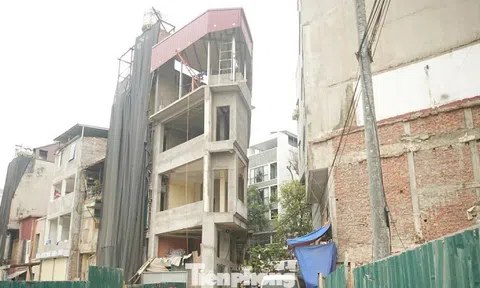 Kiến trúc kỳ dị của những căn nhà mặt đường Vành đai 1 Hà Nội