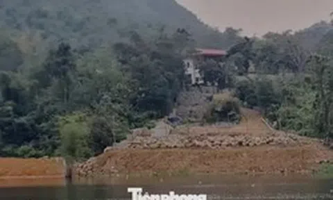 Vụ bạt núi, lấn hồ du lịch quốc gia: Gần một tháng vẫn chưa bốc dỡ xong khu đất vi phạm