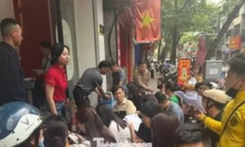 Dòng người thấp thỏm trên ‘phố vàng’ trước giờ Bảo Tín Minh Châu mở cửa