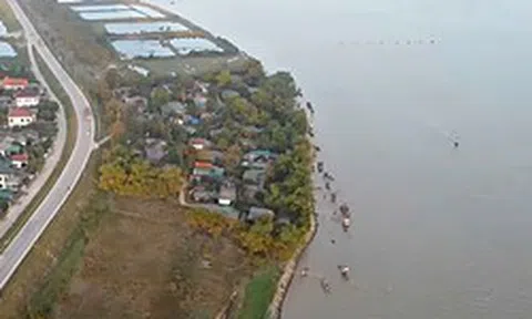 Nhà cửa chực chờ đổ sập, dân 'dài cổ' chờ tái định cư