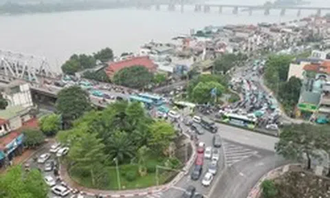 Ùn tắc do cấm cầu Long Biên, cảnh sát phải điều tiết nhiều loại xe qua cầu Vĩnh Tuy