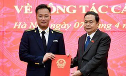 Chủ tịch Quốc hội trao Nghị quyết của Quốc hội cho Tổng Kiểm toán Nhà nước