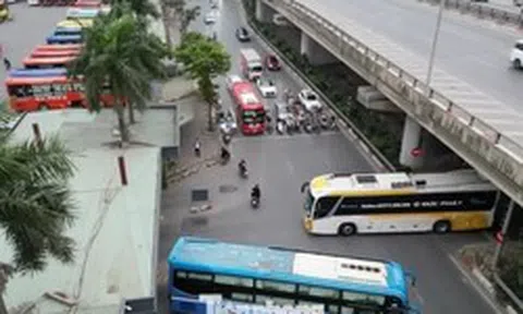 Khu vực bến xe Nước Ngầm sau khi xén dải phân cách