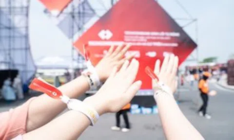 Kim chủ quốc dân Techcombank chiều “Gai Con” hết mực, xoa dịu hội chứng hậu concert