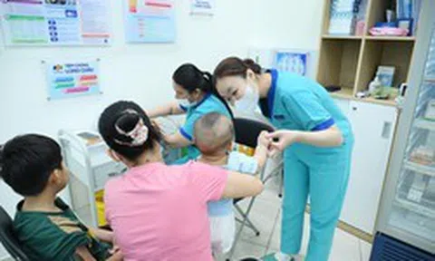 Chủ động “đi trước một bước” bảo vệ trẻ trong bối cảnh “dịch chồng dịch”