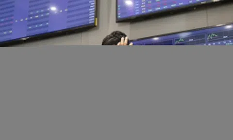 Nhà đầu tư ngoại rút tiền khỏi sàn chứng khoán Việt Nam