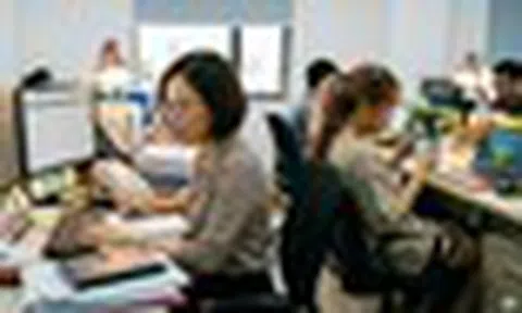 Đồng nghiệp gen Z vừa than 'bị dí deadline’ vừa miệt mài xem TikTok