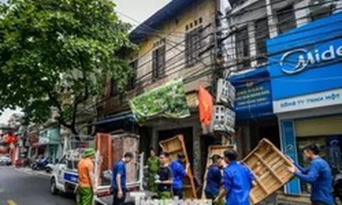 Di dời người dân khỏi chung cư 'chờ sập' ở Ninh Bình