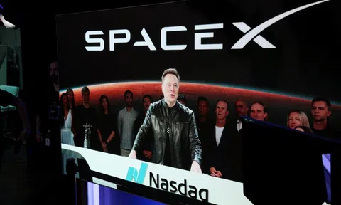 Cổ phiếu SpaceX tăng dựng đứng, Elon Musk lập kỷ lục 'vô tiền khoáng hậu'