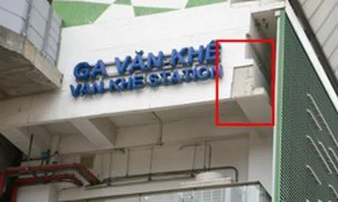 Vữa rơi làm vỡ kính xe buýt đang chạy tại ga metro Cát Linh - Hà Đông, lãnh đạo Sở Xây dựng có chỉ đạo "nóng"