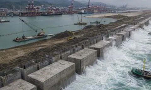 Phát hiện 117 khối bê tông nặng tới 8.600 tấn đang được đánh chìm xuống đáy biển, một 'vùng đất' rộng 167 ha dần được tạo ra