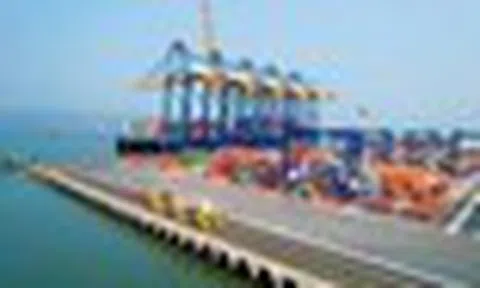 Việt Nam vừa đón một con tàu siêu trọng dài 399m, lớn nhất thế giới
