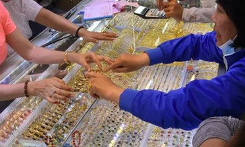 Giá vàng hôm nay 25-6: Bị bán rất mạnh