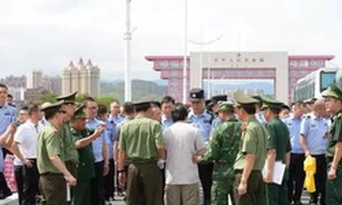 Tiếp tục bàn giao 30 đối tượng lừa đảo công nghệ cao cho Công an Trung Quốc