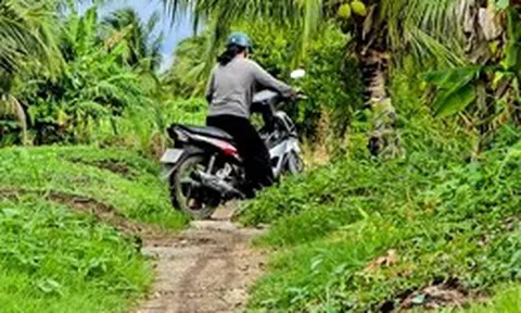 Người dân vùng kinh tế mới ở Cà Mau hơn 40 năm vẫn đi trên đường đất lầy lội