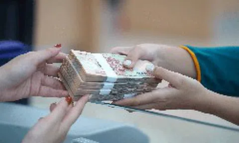 Lãi suất tăng mạnh, người dân và doanh nghiệp gửi thêm bao nhiêu tiền vào hệ thống ngân hàng?