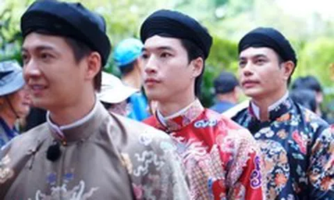 Trường Giang, HIEUTHUHAI quảng diễn áo dài truyền thống trong Kinh thành Huế